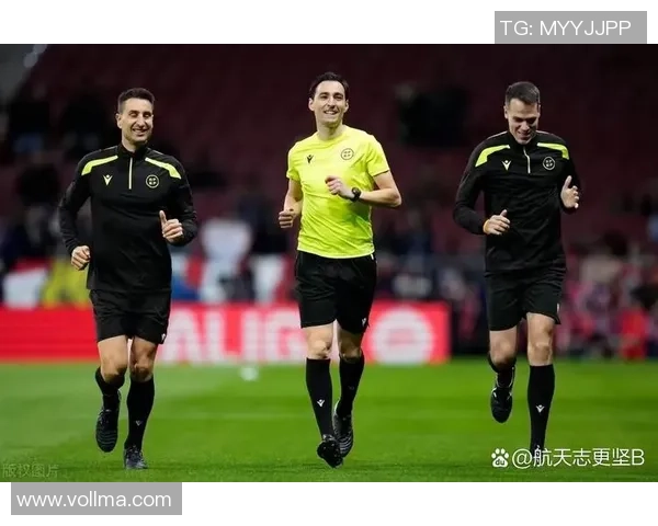 国王杯精彩对决AC米兰4-0战胜拜仁帽子戏法引发争议判罚热议 国王杯精彩对决AC米兰4-0战胜拜仁帽子戏法引发争议判罚热议