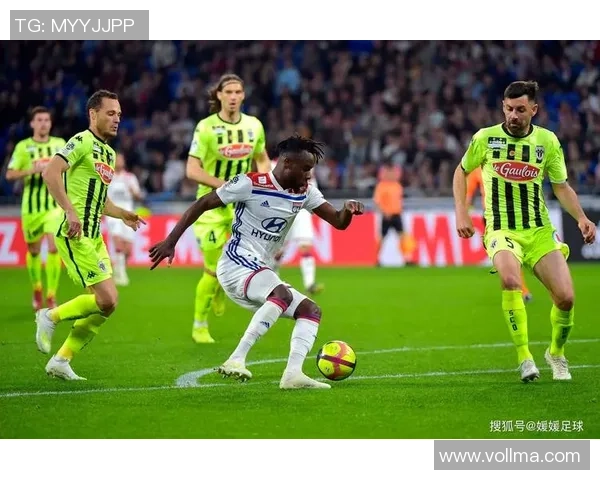 欧冠激战:里昂逆转波尔图引发争议判罚全场沸腾 欧冠激战:里昂逆转波尔图引发争议判罚全场沸腾